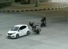 Rekaman CCTV:  Sehari 2 Pelanggaran Berbuah Tabrakan di Flyover Simpang Jam