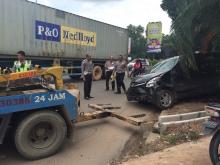 Avanza Remuk Kecelakaan di Depan Kepri Mall, Korban Dilarikan Warga ke Awal Bros 