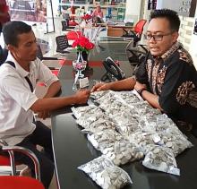 Heboh, Petani Majalengka Beli Toyota Rush Pakai Uang Receh