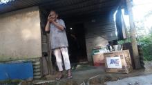 Malang di Tengah Pandemi, Kakek Nenek Ini Suyukuri Santunan JNE