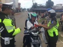 Tak Main Kejar Maling Lagi, Polantas Beri Bunga Pengendara