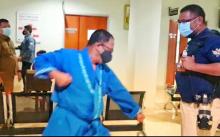 Cek Kesehatan di RSAT Tanjungpinang, Alias Wello Keluarkan Jurus Karate