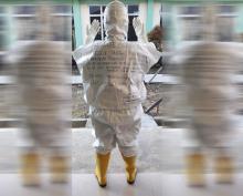 Sebait Doa di Baju Hazmat
