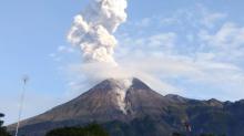 Gunung Merapi Meletus, Hujan Abu Tipis Guyur Desa di Magelang