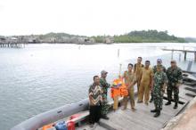 Jembatan Anak Tiri Ambruk, Lanal Dabo Pinjamkan Perahu Karet 