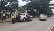 Petugas Tertibkan Mobil Parkir Sembarangan di Batam Centre