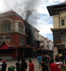 BREAKING NEWS! Rumah Makan Bundo Kanduang Terbakar