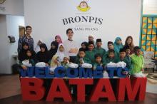 Santunan Sang Pisang Kagetkan Pengasuh  Panti Asuhan Qurrotu Ayun