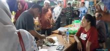 Saat Digerebek Petugas, Pedagang Buang Sate Babi ke Got