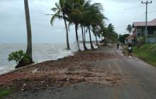 Warga Pesisir Lingga Cemas Air Laut Naik hingga ke Jalan Raya