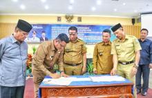 Bupati Bintan Apri Sujadi dan Wabup Dalmasri Serahkan DPA APBDes 2020