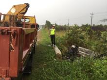 Dua PNS Bintan Nyaris Terbakar dalam Mobil Terbalik di Lintas Barat