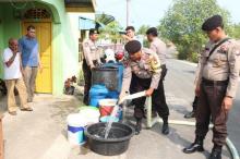 Polres dan PDAM Lingga Salurkan Belasan Ton Air Bersih ke Warga