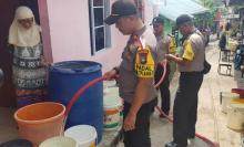 Polisi Kerahkan Water Cannon Salurkan Air Bersih ke Warga Tanjungpinang