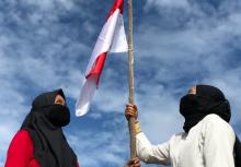 Pemuda-pemudi Batu Belubang di Lingga Kibarkan Merah Putih di Puncak Bukit