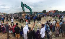 Ibu-ibu Duduk di Depan Alat Berat: Tabrak Saja, Biar Kami Mati!