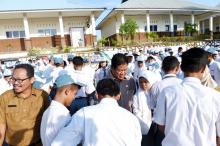 Plt Gubernur Kepri Isdianto: Sekolah Jangan Bebani Murid Beli Seragam