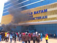 Mahasiswa Tuding Kampus Putuskan Sepihak Wisuda Pakai Kopiah