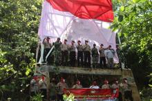 HUT ke-74 Bhayangkara, Polsek Bintim dan TNI Kibarkan Bendera di Pulau Terluar