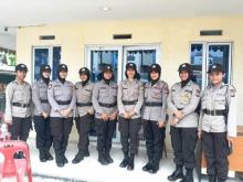 Deretan Polwan Cantik Ademkan Penghitungan Suara di PPK Lubuk Baja