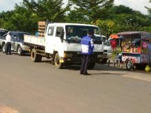 Puluhan Truk Mati KIR dan Tanpa Penutup Terpal Digaruk Petugas di SP Plaza