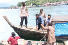 Polres Lingga Bagikan Puluhan Paket Sembako ke Warga Pulau Lipan