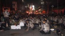 Polisi Sambut Serangan Petasan dari Massa Ricuh di Slipi dengan Tepuk Tangan