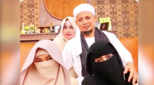 Penuhi Janji, Bidadari ke-3 Datangi Makam Arifin Ilham dengan Baju Putih