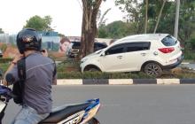 Diduga Terkejut Injak Gas, Mobil yang Dikendarai Gadis Ini Terbang Nabrak Pohon