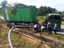 Truk Kontainer Tergelincir Sebelum Hantam Lampu Jalan di Punggur