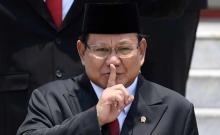 Viral Prabowo Bercanda Bangunkan Ajudan yang Ketiduran