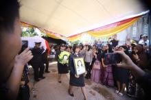 Suasana Haru Pelepasan Jenazah Brigadir Maria Magdalena