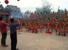 Umat Budha di Vihara Budi Bhakti Bakar 100 Hio Raksasa saat Imlek