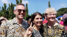 Bule Ini Rela Panas-panasan Antre Open House Demi Jumpa Jokowi