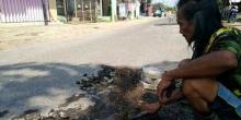 Anaknya Meninggal Kecelakaan, Mbah Kencong Sukarela Tambal Jalan Berlubang