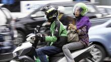 Pengendara Gojek Tak Sangka Penumpangnya Jatuh dan Terlindas Truk