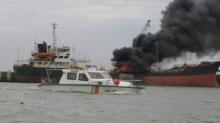 [BREAKING NEWS] Kapal Tanker Terbakar di Pelabuhan Batuampar