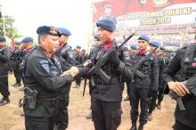 Kapolda Kepri Nyanyikan Lagu Karena Su Sayang di HUT Brimob