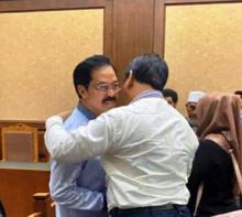 Soerya Peluk Nurdin Usai Sidang Tipikor