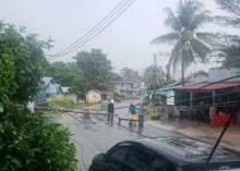 Listrik Padam Akibat Tiang Tumbang saat Hujan Deras di Karimun
