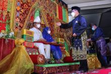 Prosesi Adat Melayu Tabur Beras Kunyit Sambut Rudi-Amsakar Usai Dilantik