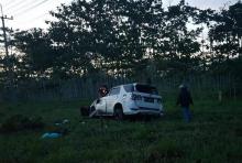Hilang Kendali, Toyota Fortuner Terperosok di Perkebunan Jalur Lintas Barat Bintan