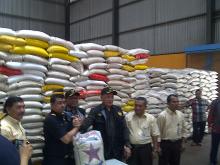 BC Serahkan Beras Hasil Tangkapan ke Bulog untuk Dijual ke Masyarakat Kurang Mampu 