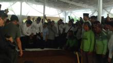 Pemakaman Ibunda SBY, AHY Angkat dan Masukkan Jenazah ke Liang Lahat