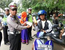 Lantas Bagikan Handuk Kecil dan Minuman