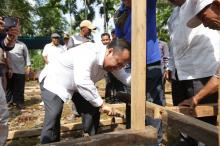Bedah Rumah Warga, Bupati Meranti Irwan Nasir Ikut Bertukang