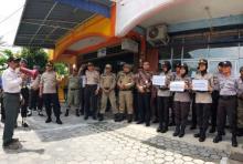 Pesan Simpatik Polwan Warnai Unjuk Rasa Buruh di Karimun