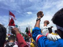 Tak Ditemui Anggota Dewan, Mahasiswa Kepri Tetap Bertahan di Depan DPRD Kepri