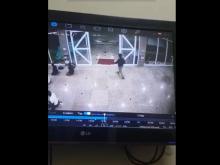 Maling Gondol Tas saat Jemaah Masjid sedang Salat Maghrib