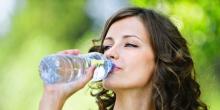 Menurut Pakar Kesehatan, Ini Dampak Negatif Minum Air Putih Berlebihan